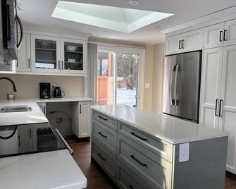 3 Bed 2 Bath ~ Bluepoint Home On Lake Huron. 20 Mins To Sarnia & Bridge To Usa - Wyoming - Kitchen