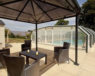 Stone cottage with modern cosy interior near to Josselin - Josselin - Patio