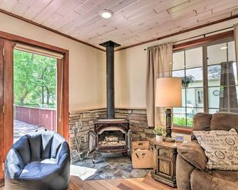 Retreat with Lake Access and Private Boat Dock! - Bemidji - Wohnzimmer