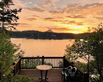 Deluxe Oceanfront with Beach, Private 3 Bdrm, Bath, Kitchen, Living Rm. - Kodiak - Balcony