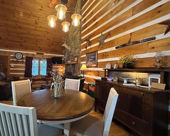 Rustic Cabin / 4-bed/ Fireplace/ Hot Tub/ Bar Area - Owensville - Comedor