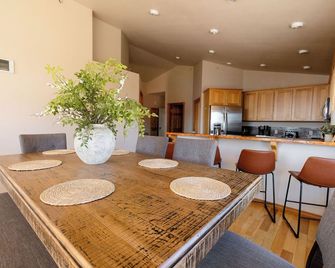 406 Etolin Way - 4 Bedroom, 2 Bathroom, Located Downtown - Sitka - Dining room