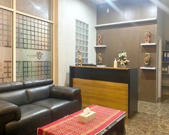 Urbanview Hotel Brodam's Pematang Siantar by RedDoorz - Pematangsiantar - Front desk