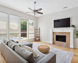 Family Fun Retreat- Pool & Entertainment Haven! home - Frisco - Living room