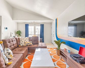 Dallas Retro House King Bed Backyard - Dallas - Pokój dzienny