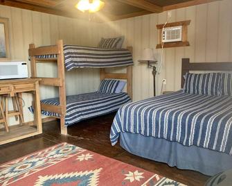 Pilon cabin. Comfortable quiet cabin 8 miles outside Carrizo Springs - Carrizo Springs