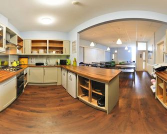 واي إتش إيه مانوربير - هوستل - تنبي - مطبخ