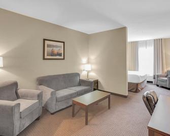 Duvernay Inn & Suites - Fox Creek - Living room