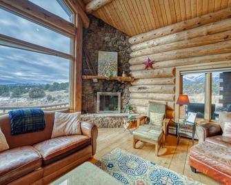 Bright Star Ranch-Beautiful, Spacious home with Hot Tub! Dog Friendly - Salida - Living room