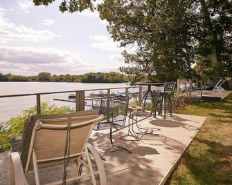 #2 The Bluff House @ The Cottages on Petite Lake - Antioch - Patio