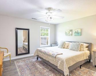 Cozy and Contemporary Villa 1 Mile from GSU - Statesboro