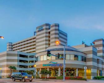 Beach Quarters Resort Oceanfront condo with Oceanfront balcony! - Virginia Beach - Edificio