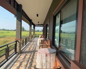 Ban Tham Hil Hotel - Mae Sai - Balkón