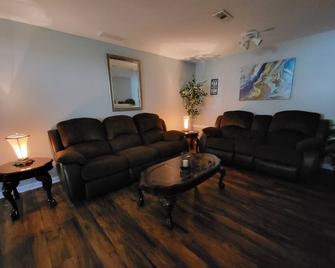 Lovely Spacious Basement Apartment with driveway parking, in sought after area.. - Dallas - Living room