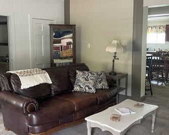 Charming 3-bedroom rental, centrally located, Dark Skies, UTV trails & more. - Coudersport - Living room