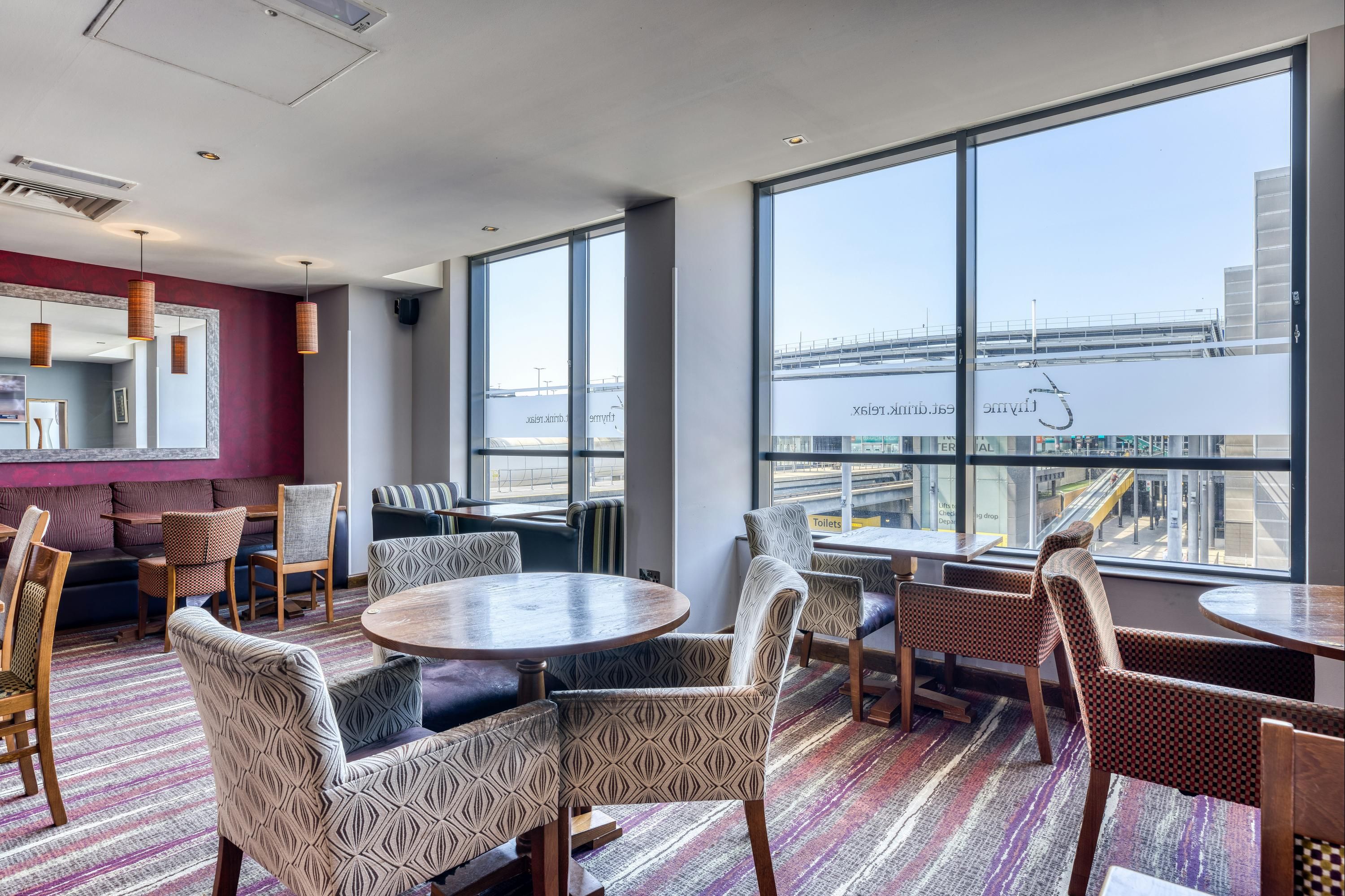 Premier Inn London Gatwick Airport thumbnail 3