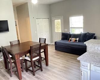 Cozy one bedroom barn apartment - Ocala - Dining room