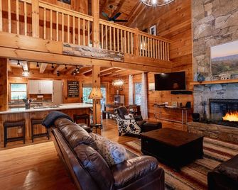 Trailblazers Cabin | Newly Renovated Log Cabin | Mountain Views and Hot Tub - Canton - Sala de estar
