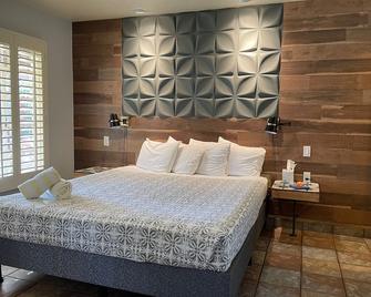 Desert Paradise - A Men's Clothing Optional Resort - Palm Springs