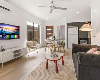 Tranquil 2BR Retreat with Local Charm and Comfort - Browns Plains - Living room