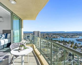 Sun City, 4 Bedroom Ocean View Family Apartment - Kids Stay Free - סרפרז פרדייז - מרפסת