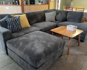 Tired Of Same Old Rentals - Think New! Fresh! Modern! Fun! - Sisters - Living room