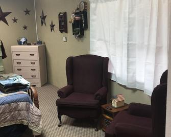 #1 Americana Kitchenette near Wolf Pen Gap, alcohol & smoke-free environment - Mena - Living room