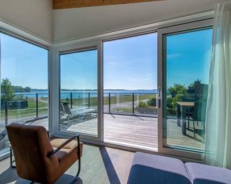 Villa at Veerse Meer with Lake Views - Kamperland - Balcón