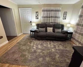 Adorable 2 Bedroom Modern Home - Ashland