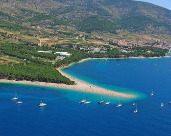 The apartment is located on the first floor of our house, 50 meters from the sea - Bol - Edificio