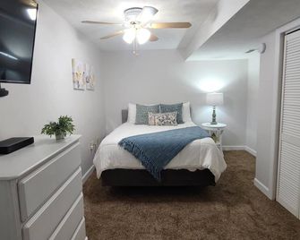 Wooded Oasis Minutes from Biltmore Park, I26 and the French Broad - Arden - Schlafzimmer