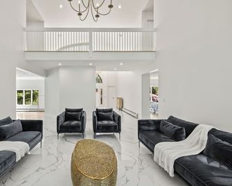 Luxury 10BR w/Pool, Hot Tub & Pizza Oven - Stony Point - Lobby