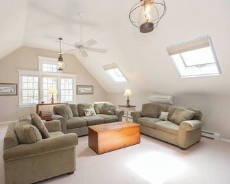 Exclusive North Falmouth Waterfront with Dock! - North Falmouth - Sala de estar