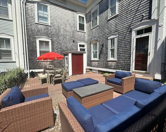 Charming Victorian Home Downtown Newport - Newport - Innenhof
