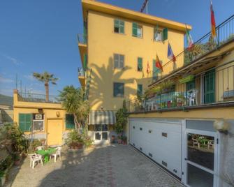 Hotel Deutsche Familien - 菲納萊利古雷 - 建築