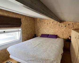 Casa pequena dentro de uma quinta, ótima para atividades ao ar livre. - براغانكا - غرفة نوم