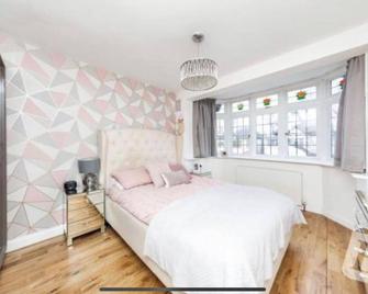 End of Terrace 4 bedroom 2 living room home in London - Hornchurch - Bedroom