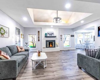 Stylish, Spacious Entire Hm 4/2 in nice Killeen neighborhood - Killeen - Living room