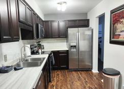 Awesome Condo In Central Raleigh - Ролі - Кухня