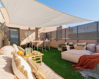 Penthouse with Private Terrace & Pool Access - Cornellà de Llobregat - Patio