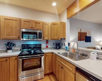 Splendid dog-friendly home with hot tub, deck, free WIFI & gas grill - McHenry - Cocina