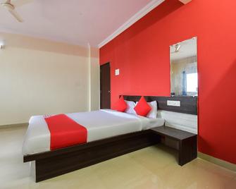 Hotel O Sargam - Bārāmati - Bedroom