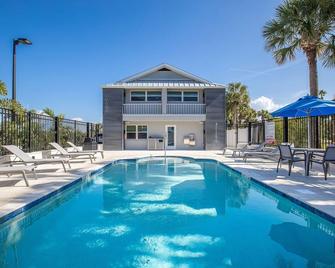 Ultimate Getaway! 2 Serene Units, Bbq Facilities, Outdoor Fireplace, Kitchen, Pool, Golf - Bay Pines - Pool