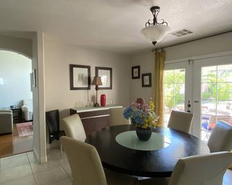 Quiet, gated exclusive private executive 3 bedrooms house.Pool, club house. - Las Vegas - Comedor