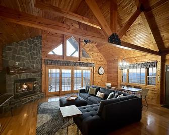 Luxury Mountain Cabin Retreat w/ Stunning Views - Bostic - Living room