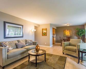 Bay View, Best Area, No Stairs, WD, 2 Baths, 2 Bedrooms, Balcony, View, 925sf - Tacoma - Living room