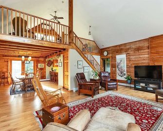 Secluded 4-bedroom Log Cabin with Mt. Monadnock views. with AC - Jaffrey