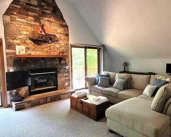 Flyers'Landing-Lakefront Home with 6 Bedrooms & Private Dock - Jacksboro - Living room