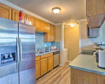Remodeled Ranch Apt in Sanger 12 Mi to Lake! - Sanger - Kitchen