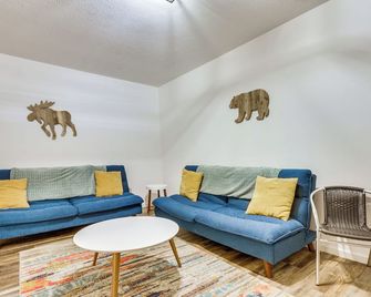 Family Getaway 2 Mi to Massanutten Ski Lodge! - McGaheysville - Living room